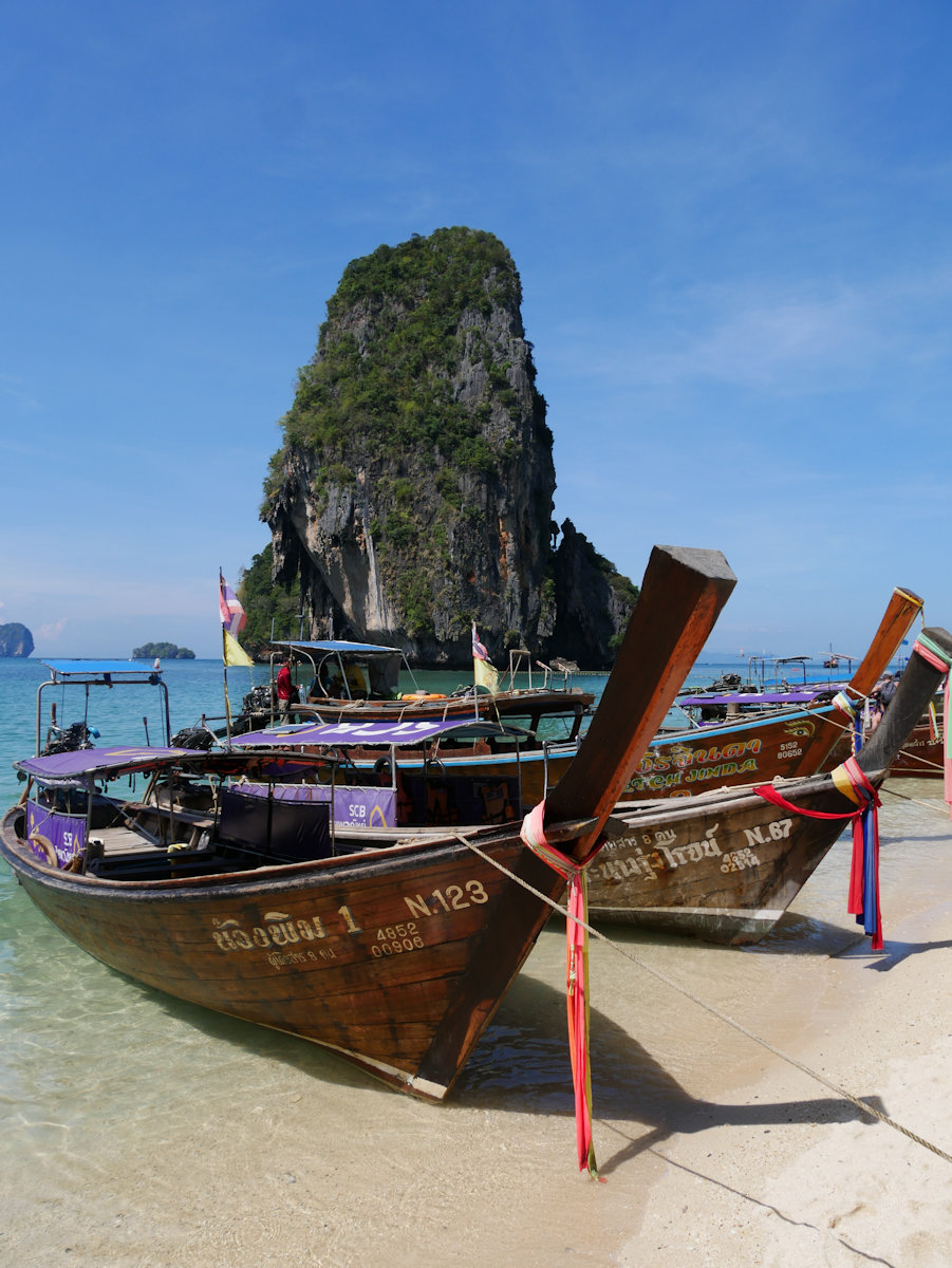 Railay Longtail Boote am Strand