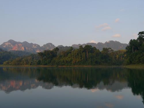 Morgendlicher Ausblick auf den Cheow Lan Stausee